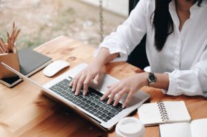 Annonce d’emploi pour un poste d’assistant(e) de production audiovisuelle, illustrée par une scène de tournage ou un environnement de postproduction collaboratif, avec une équipe concentrée sur la création de contenus vidéo.