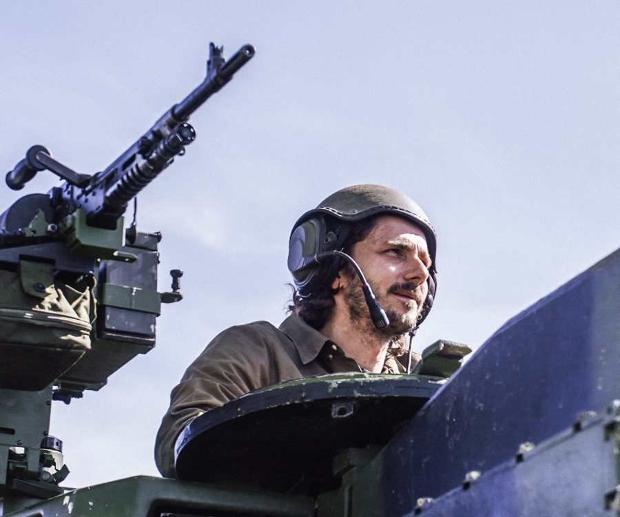 Guillaume Pley dans un reportage avec l'armée, testant les limites du char Leclerc