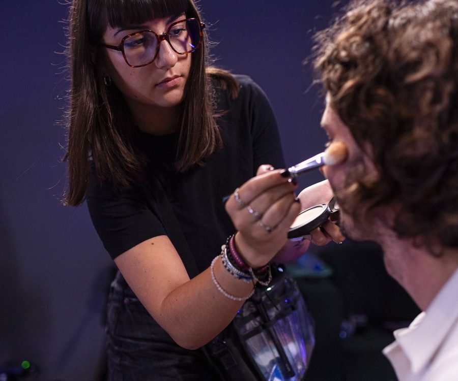 Backstage maquillage avant une interview sur LEGEND